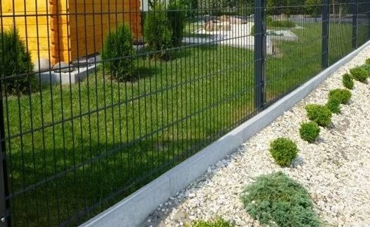 A beton lábazati elem a védelem szempontjából is előnyös. Megakadályozza, hogy a talajnedvesség közvetlenül érintkezzen a kerítés anyagával